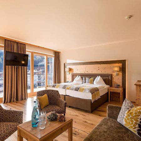 Hotel Zentral ****superior Kirchberg in Tirol Esterno foto
