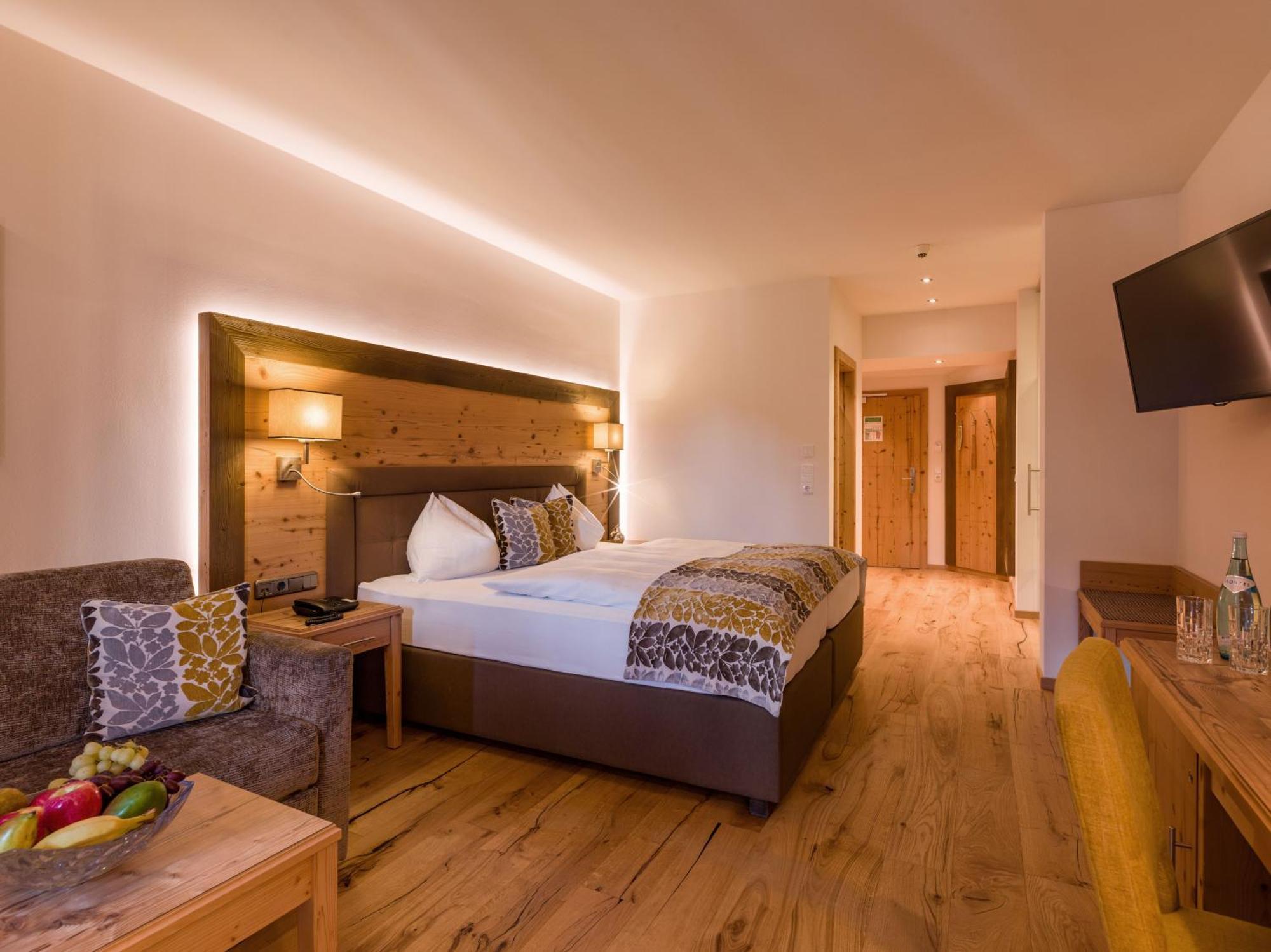 Hotel Zentral ****superior Kirchberg in Tirol Esterno foto