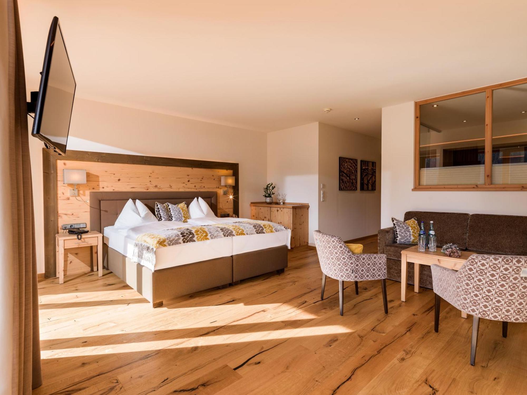 Hotel Zentral ****superior Kirchberg in Tirol Esterno foto